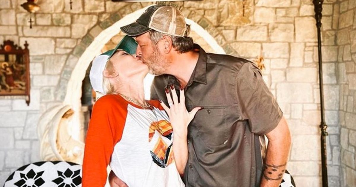 Gwen Stefani announces she’s engaged to Blake Shelton with smooching snap