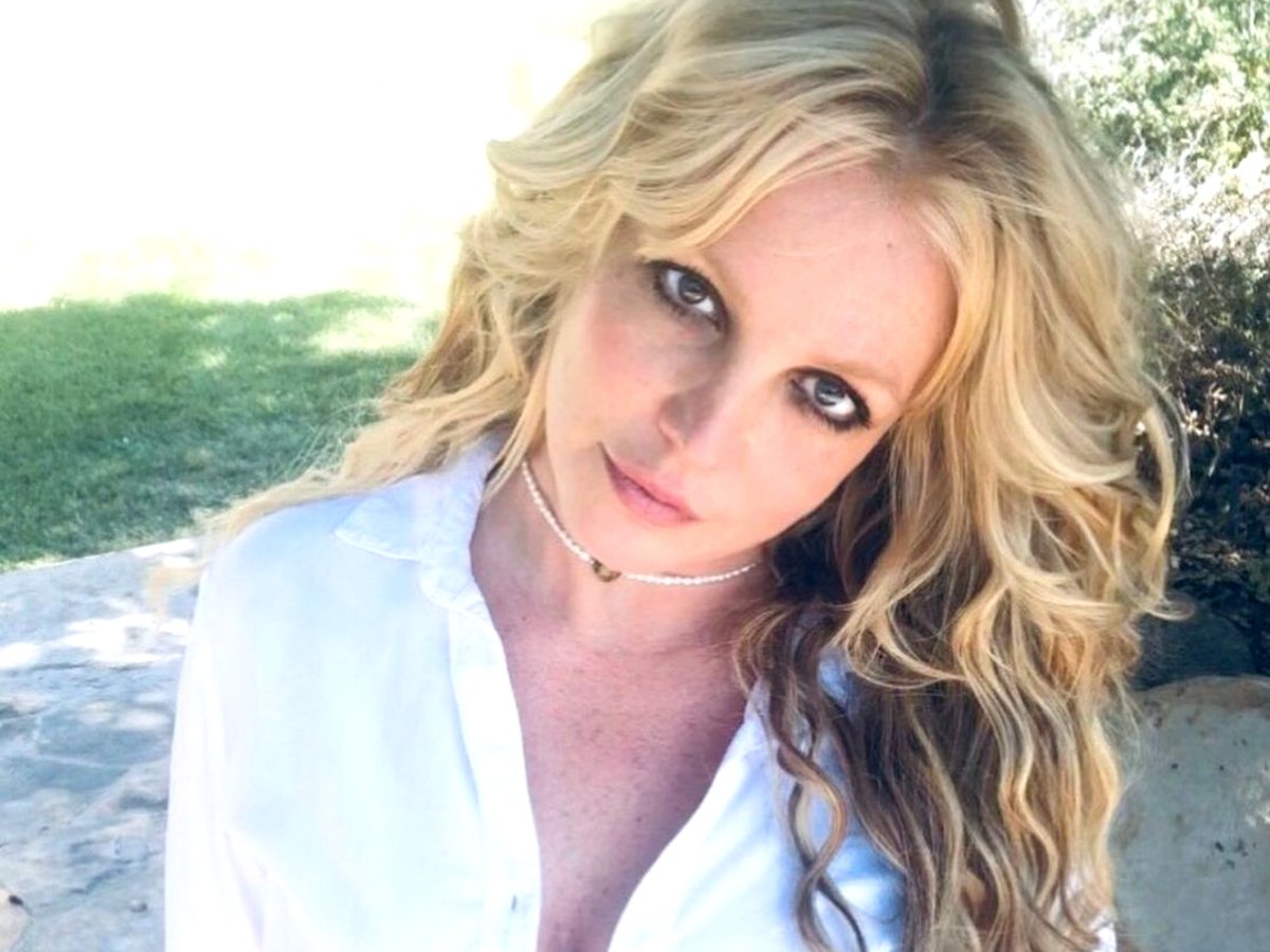 Britney Spears Praised For Beautiful Photos As She Twirls A Rose To Skylar Grey