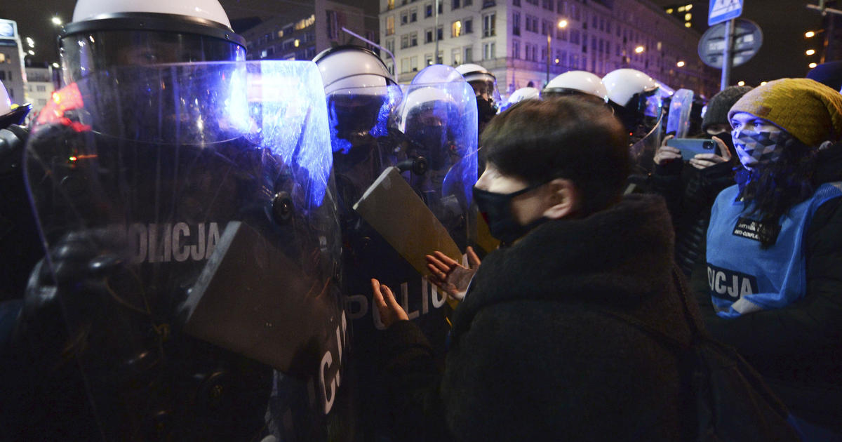 Poland protests continue over abortion ruling, police violence