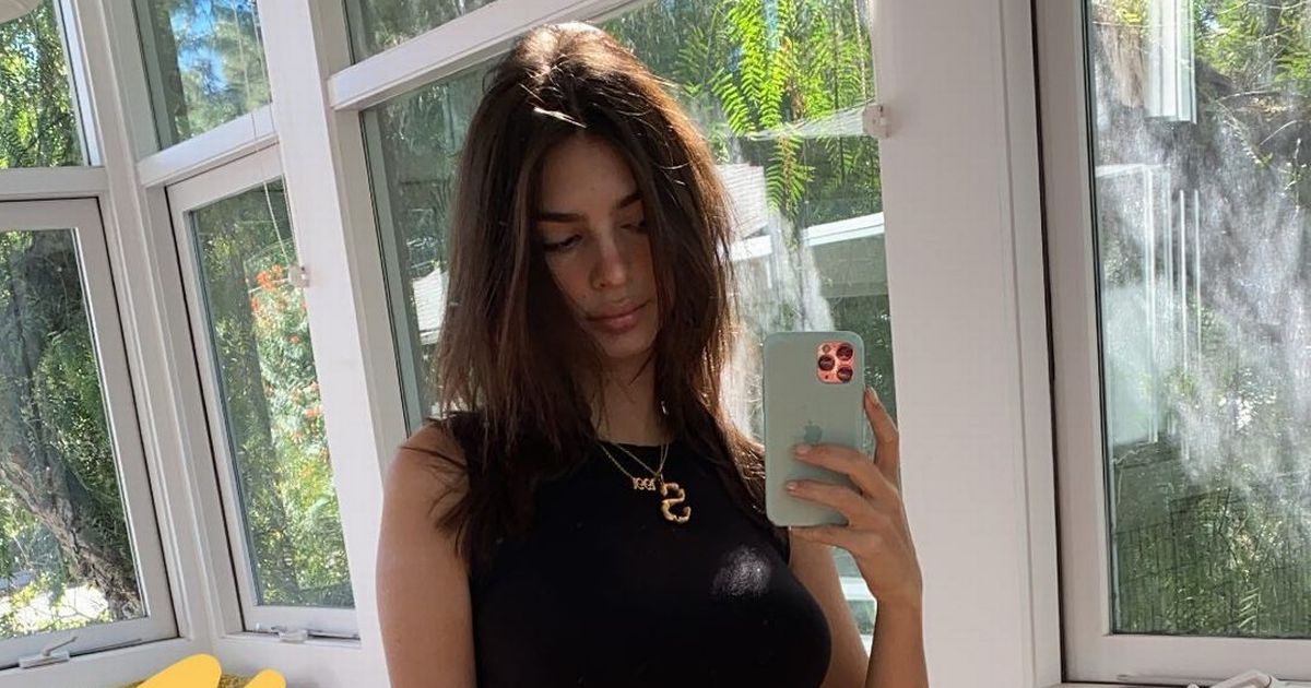 Pregnant Emily Ratajkowski show off growing baby bump in crop top