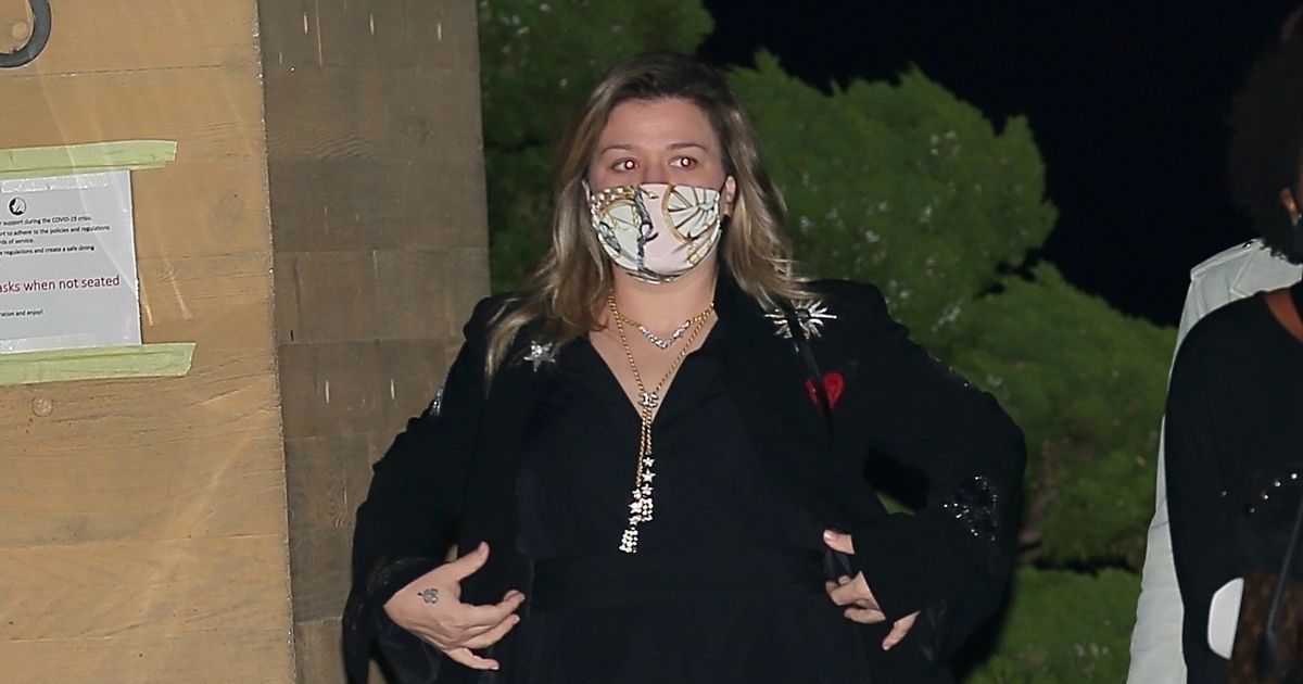 Kelly Clarkson has dinner with pal day after talk show staff positive Covid test