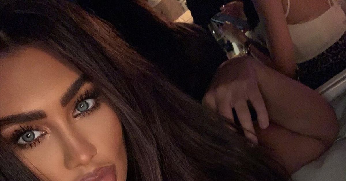 Lauren Goodger strips down to a bra for very busty selfie leaving fans drooling