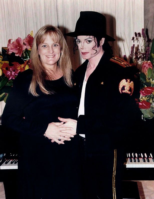 Debbie Rowe and Micheal Jackson pose for a wedding photo on November 14, 1996