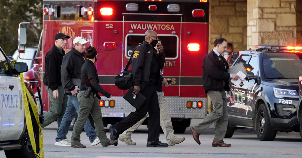 Shooting at Wisconsin mall leaves 8 injured