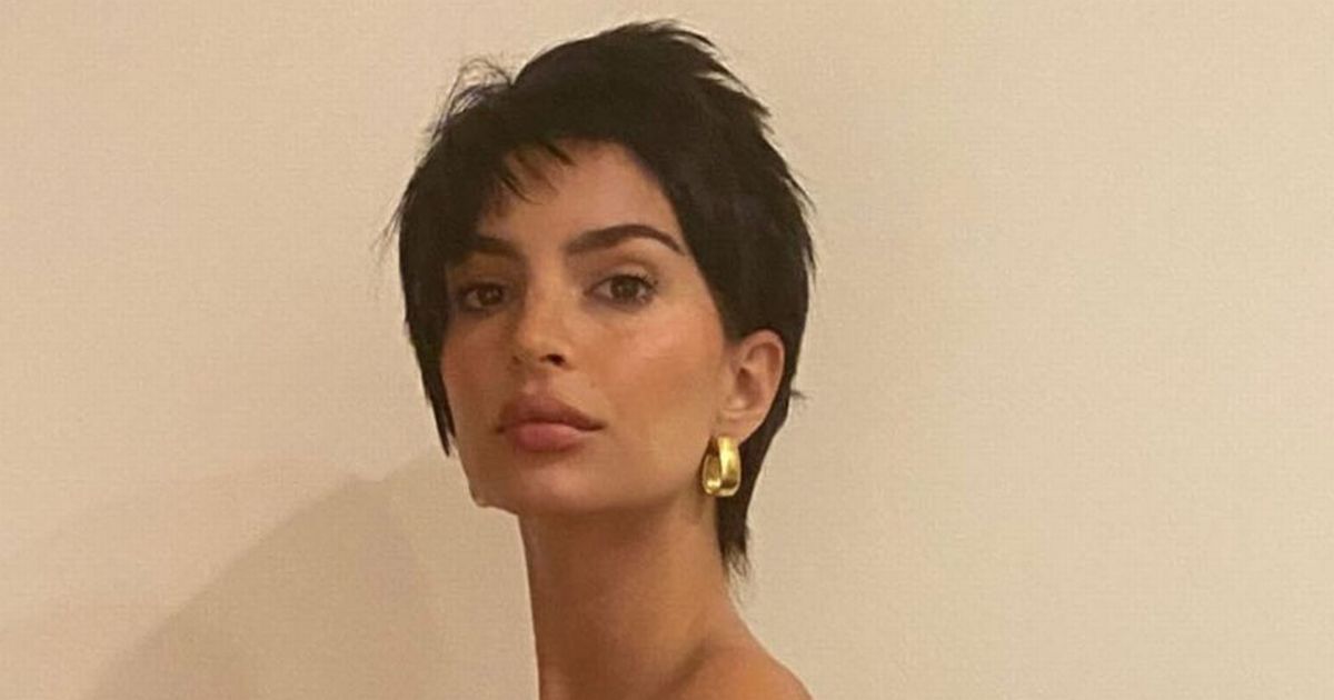 Emily Ratajkowski recreates Demi Moore’s iconic pregnancy shoot for Halloween