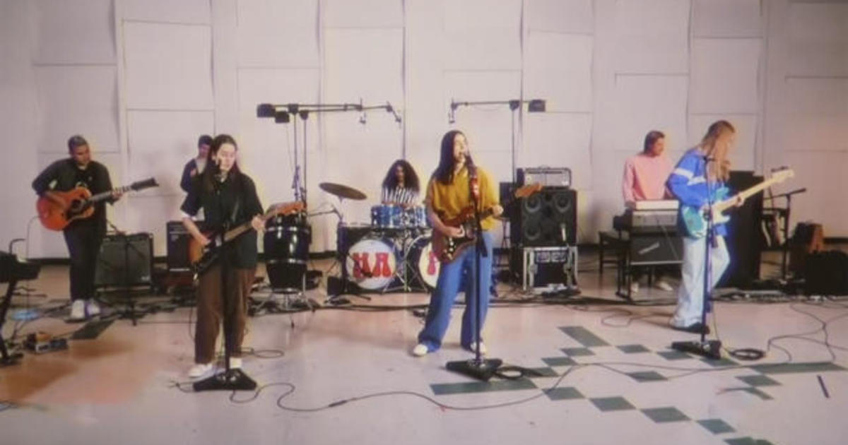 Saturday Sessions: Haim performs “The Steps”