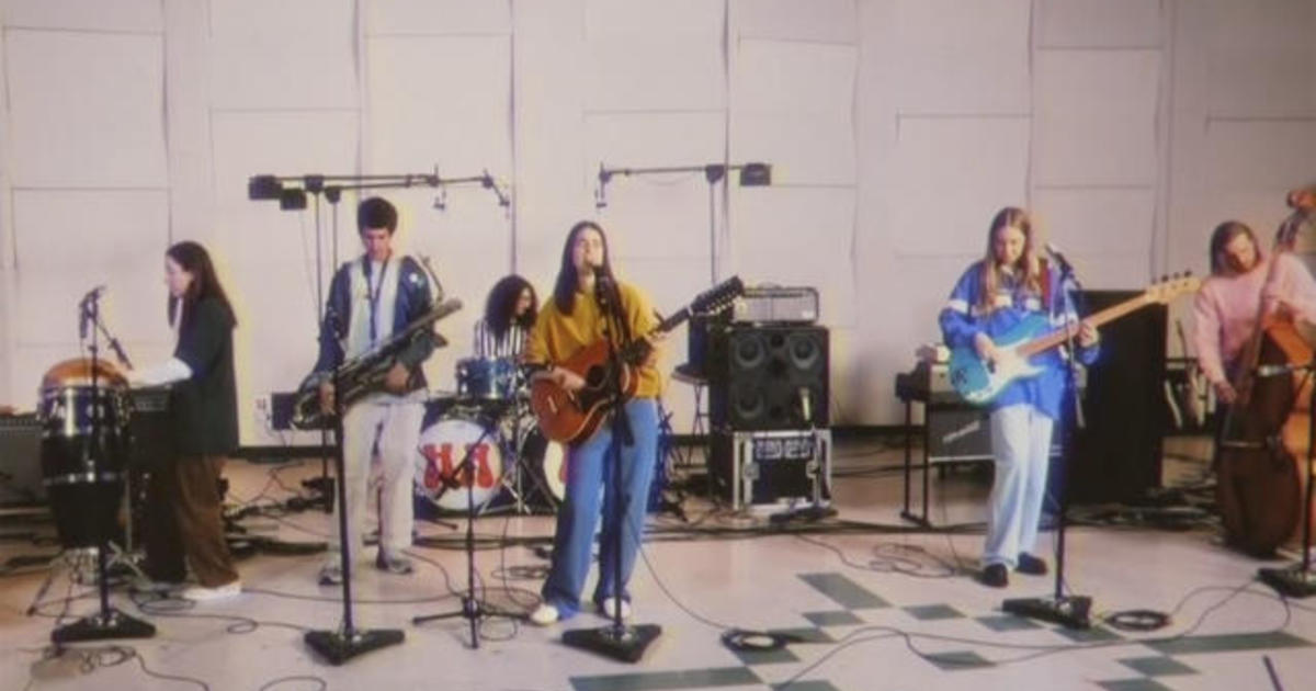 Saturday Sessions: Haim performs “Summer Girl”