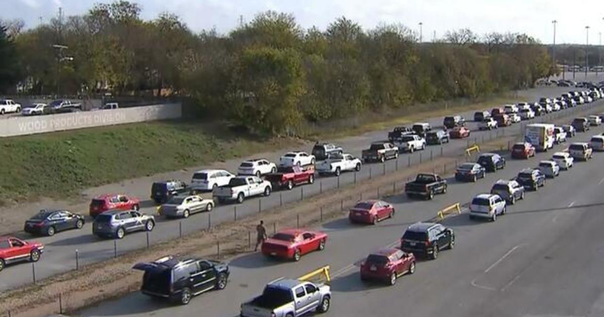 Thousands line up in cars in Texas to receive food before Thanksgiving