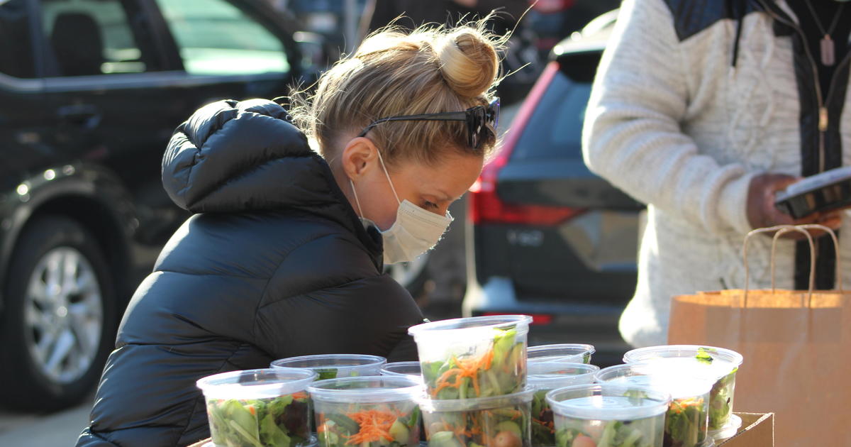 Food from canceled wedding feeds 200 on Thanksgiving