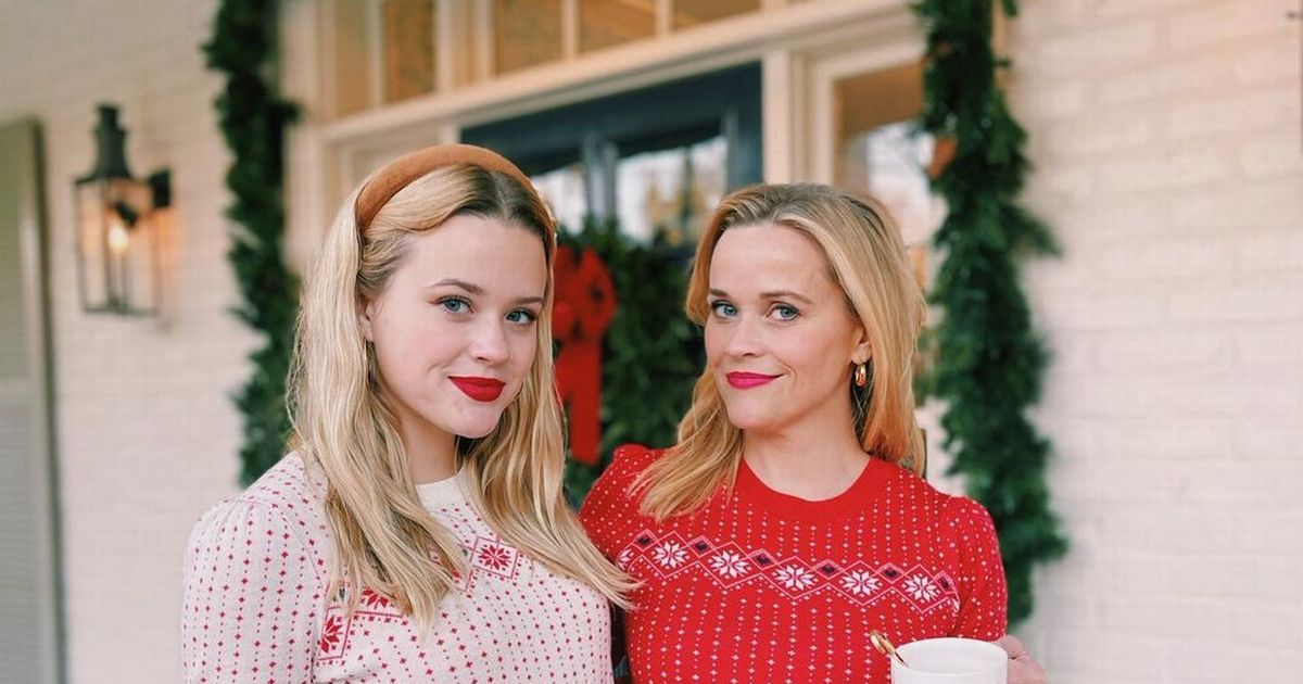 Reese Witherspoon and mini-me daughter Ava look identical in matching jumpers