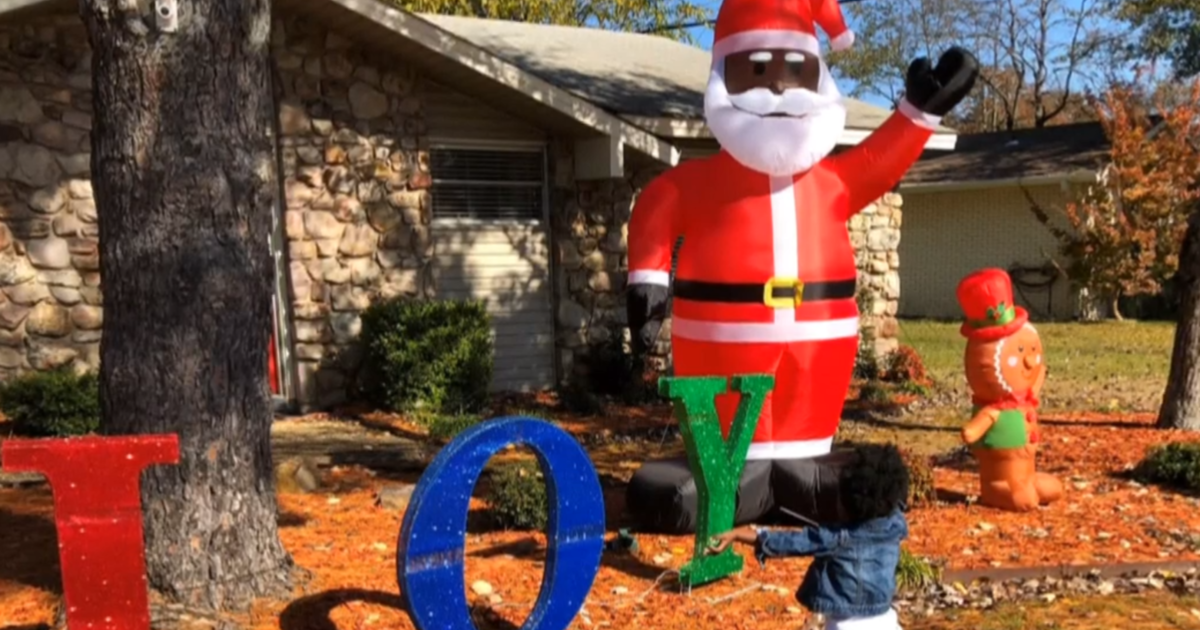 Black Santas pop up in Little Rock after family gets racist note