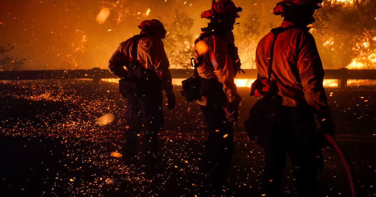 Thousands flee as wildfire spreads through Southern California