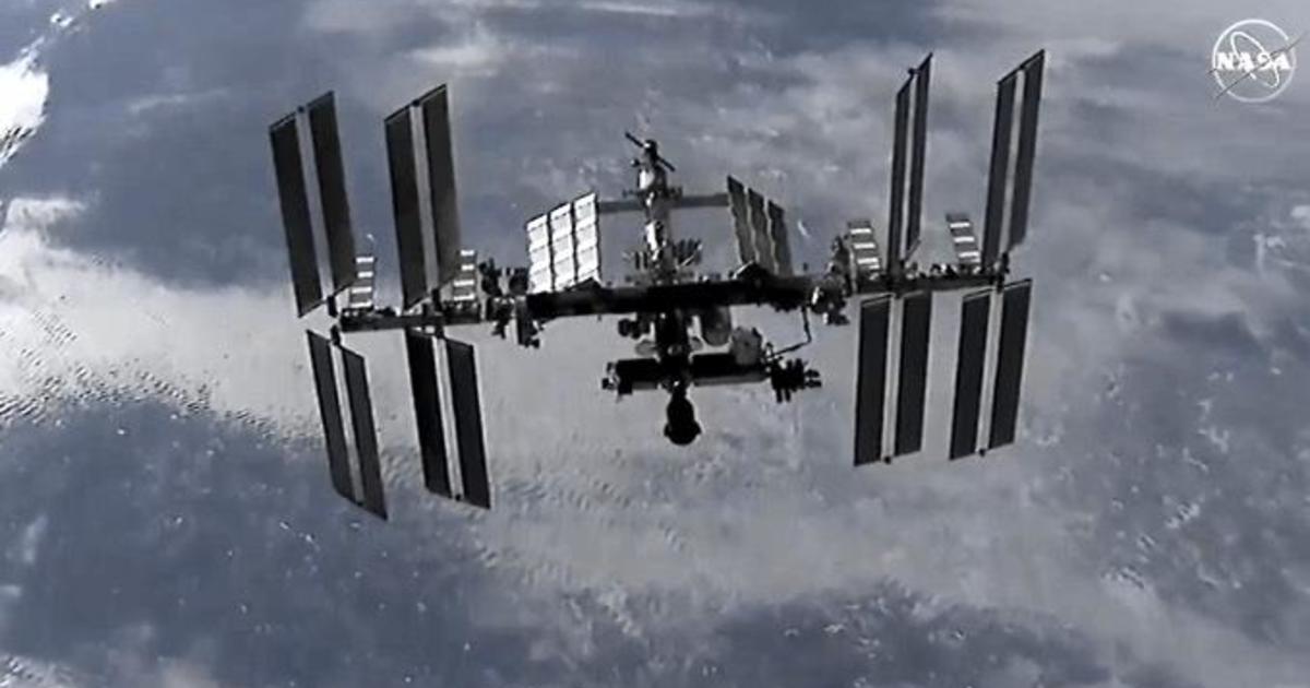 SpaceX cargo ship brings Christmas treats to space station