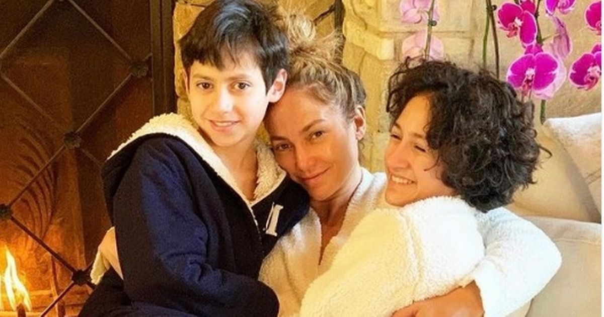 Jennifer Lopez ditches pristine hair and make-up for natural snap with her kids