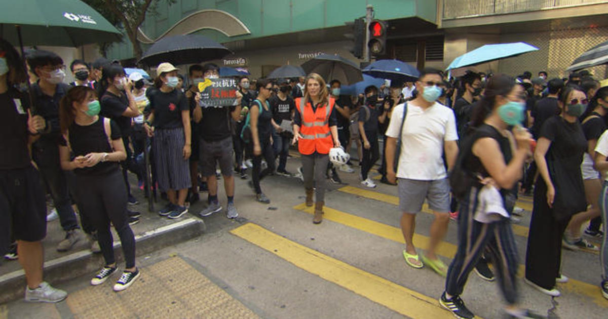 Hong Kong protests: Weekend clashes, weekday capitalism