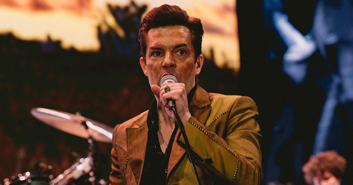 The Killers halt Manchester gig as Brandon Flowers checks on crowd-surfing pensioner