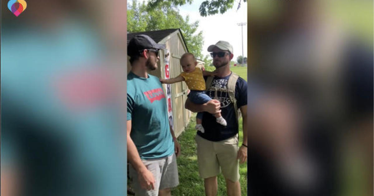 Hilarious baby confuses dad with identical twin