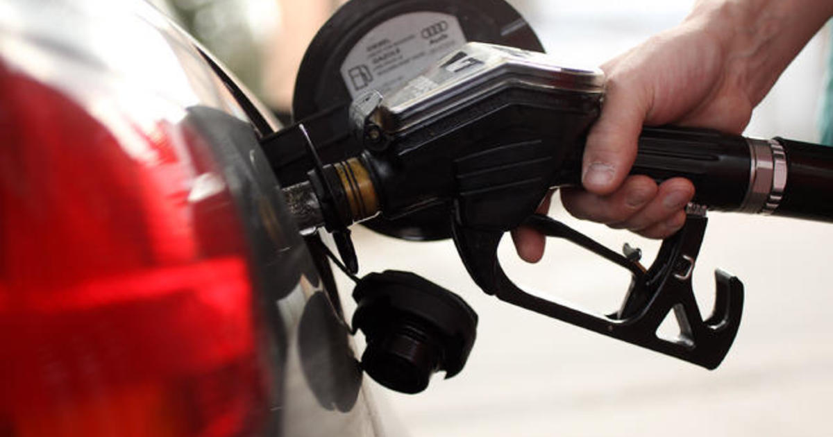 U.S. gas prices continue to decline as oil costs fall