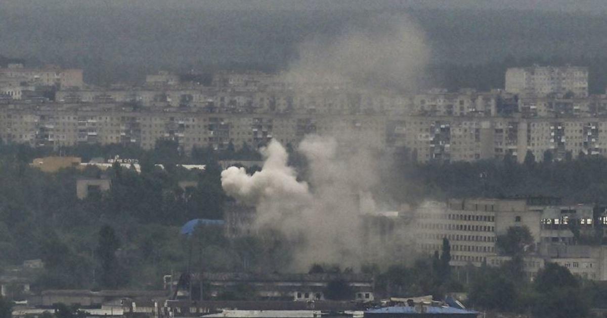 Thousands trapped as last bridge to key Ukrainian city destroyed