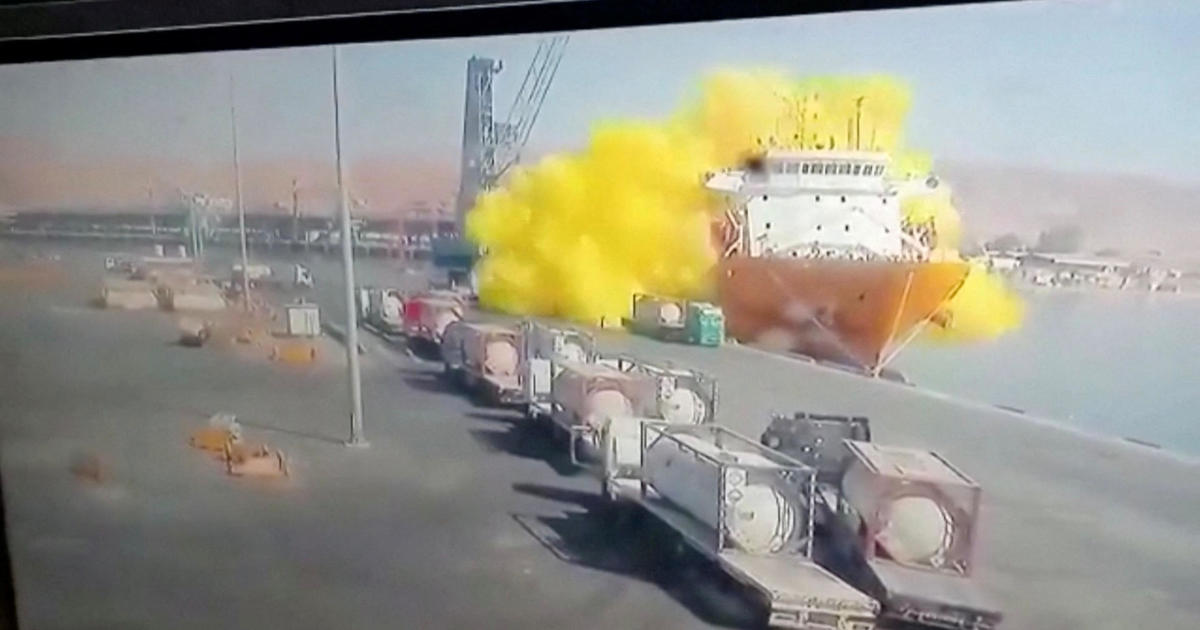 Video catches deadly port accident as chlorine tank crashes onto ship