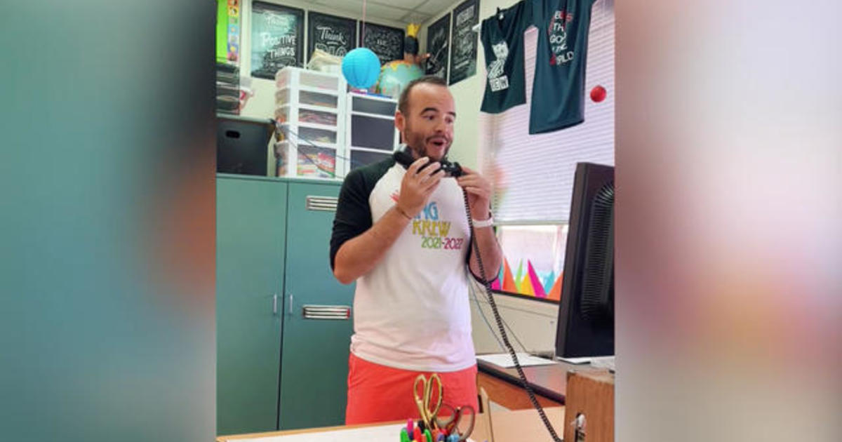 Teacher sings Lizzo-inspired song over intercom