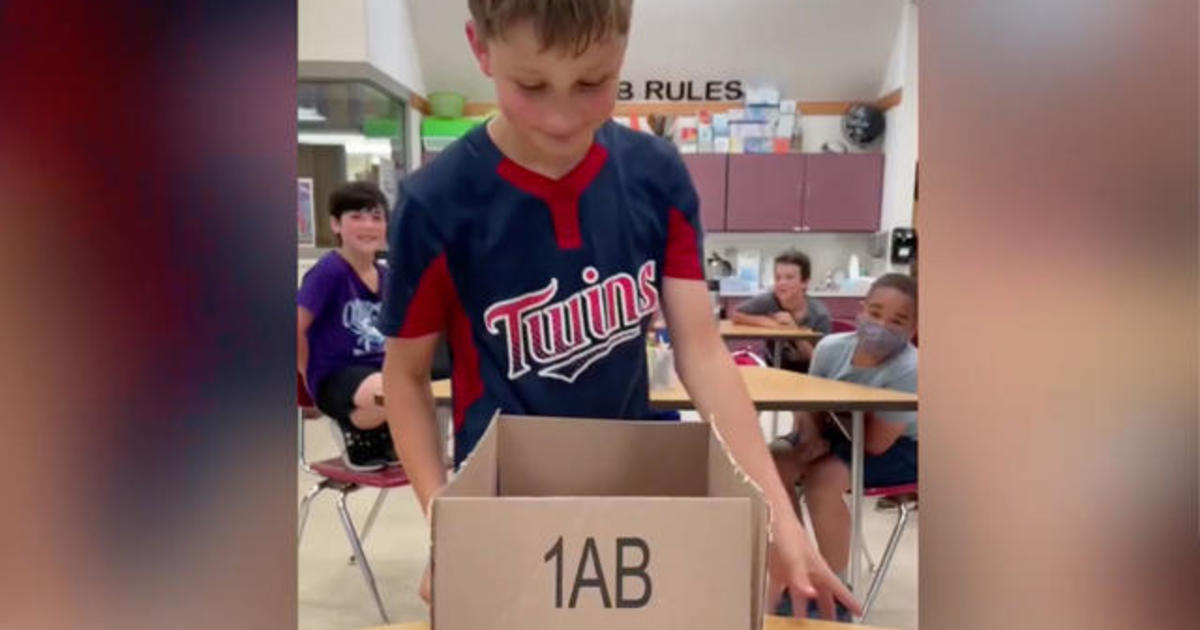 Teacher surprises kids with mirror trick