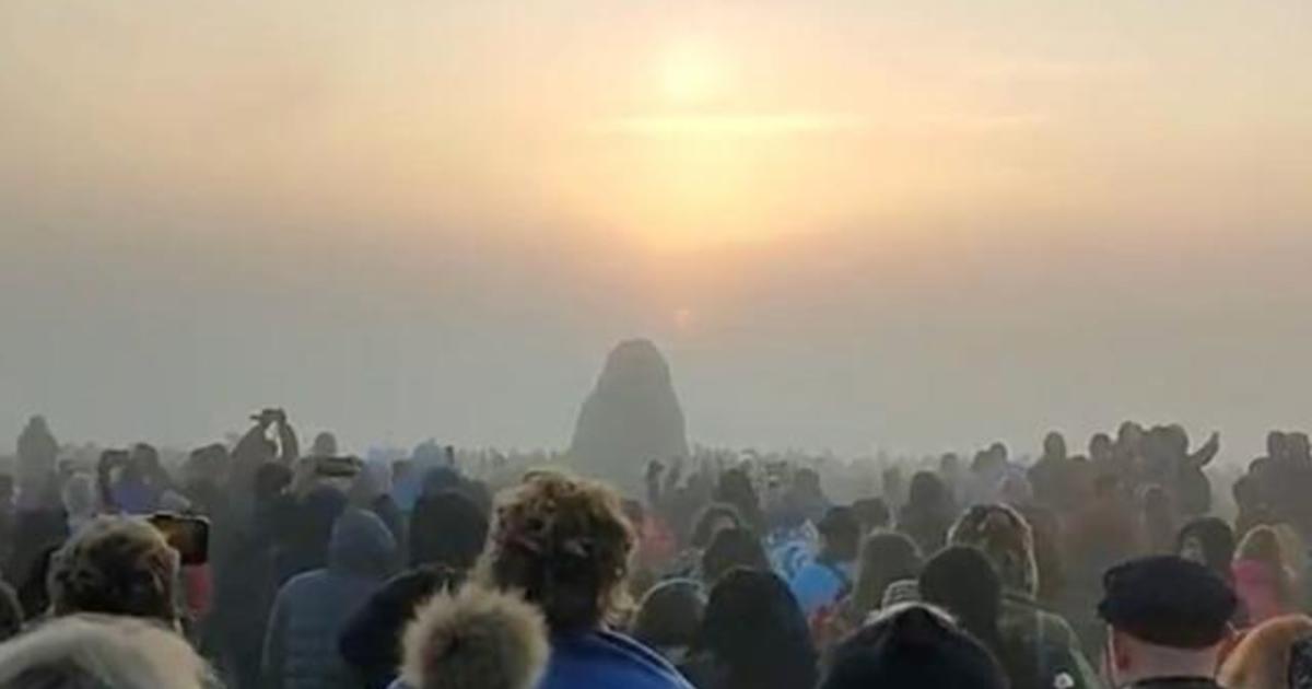 Crowds gather at Stonehenge to watch “magical” summer solstice sunrise