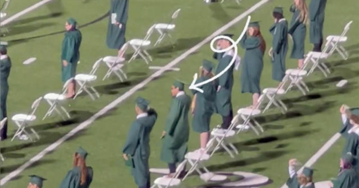 Student runs to grab graduation cap for fellow graduate in wheelchair