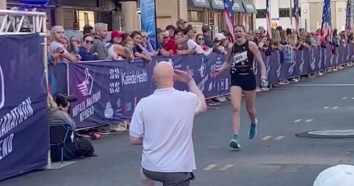 Marathon runner gets engaged at finish line