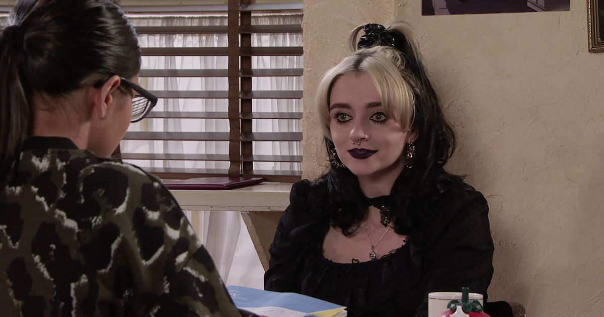 Coronation Street star Mollie Gallagher unrecognisable as she goes make-up free