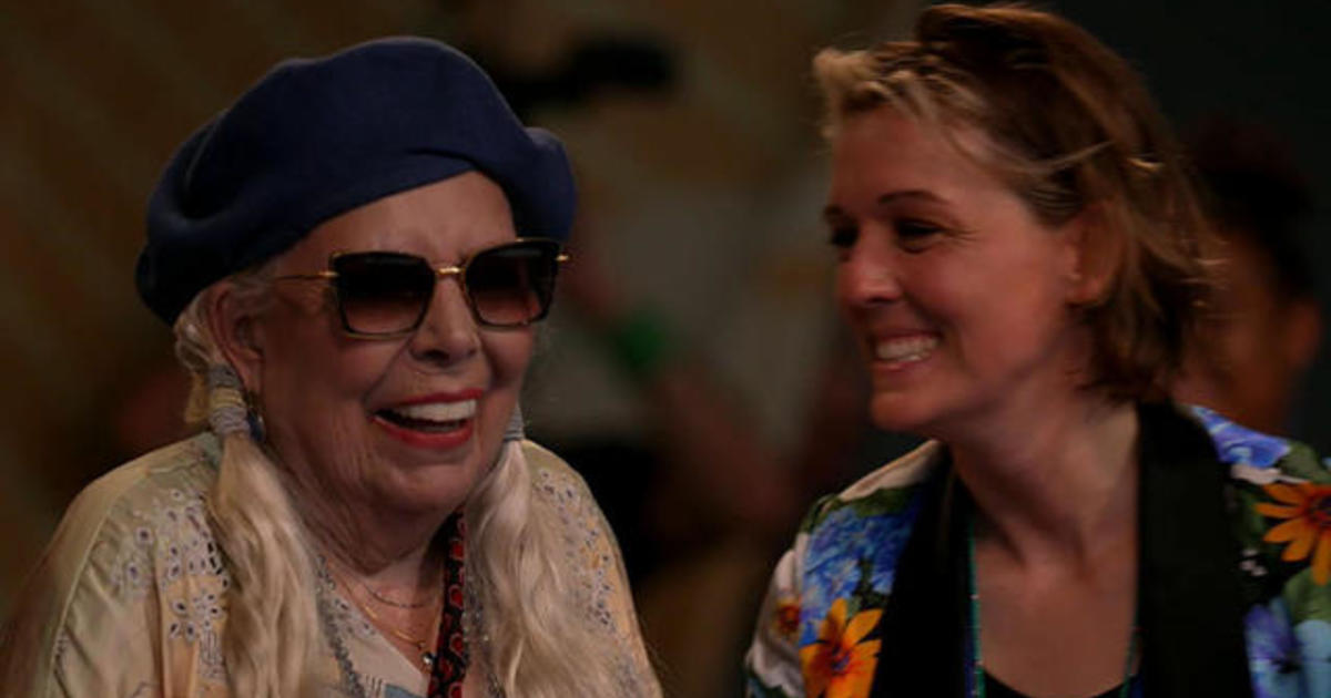 Joni Mitchell performs in public for first time in nine years