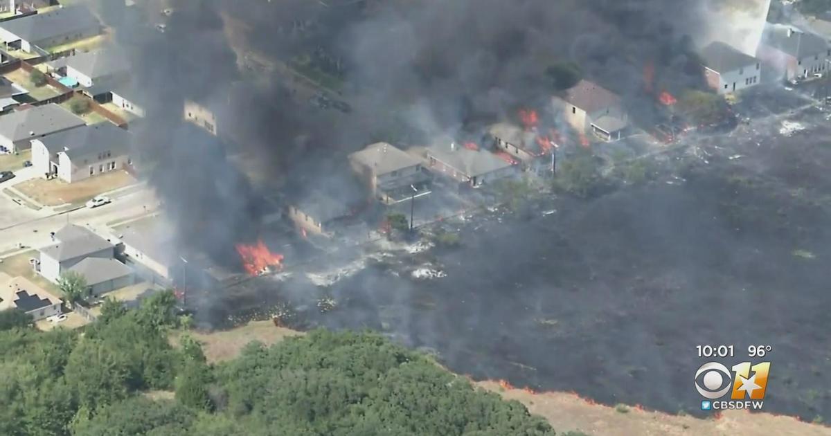 Grass fire destroys homes in Balch Springs, leaving some homeless