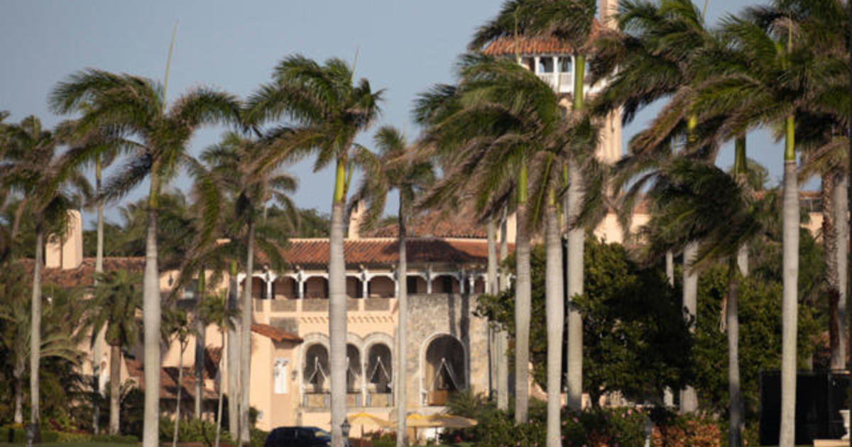 What led to the FBI search warrant at Mar-a-Lago?