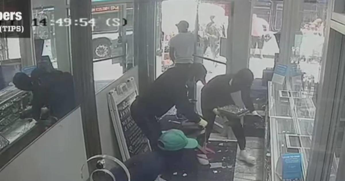 Video shows brazen heist of $2 million in jewelry from New York shop