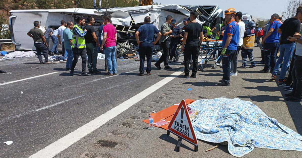 Bus crash leaves at least 15 dead in Turkey