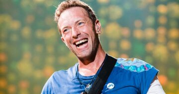 Chris Martin stops concert mid-song to urge fans to get off their phones