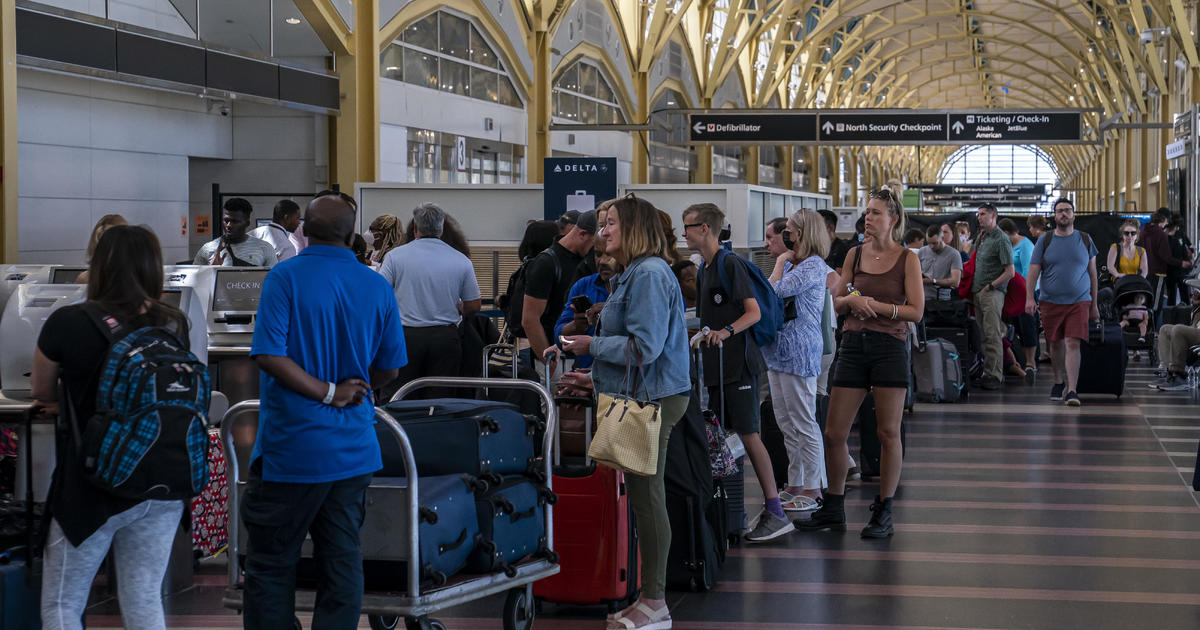 Pete Buttigieg to airlines: This year’s travel disruptions “unacceptable”