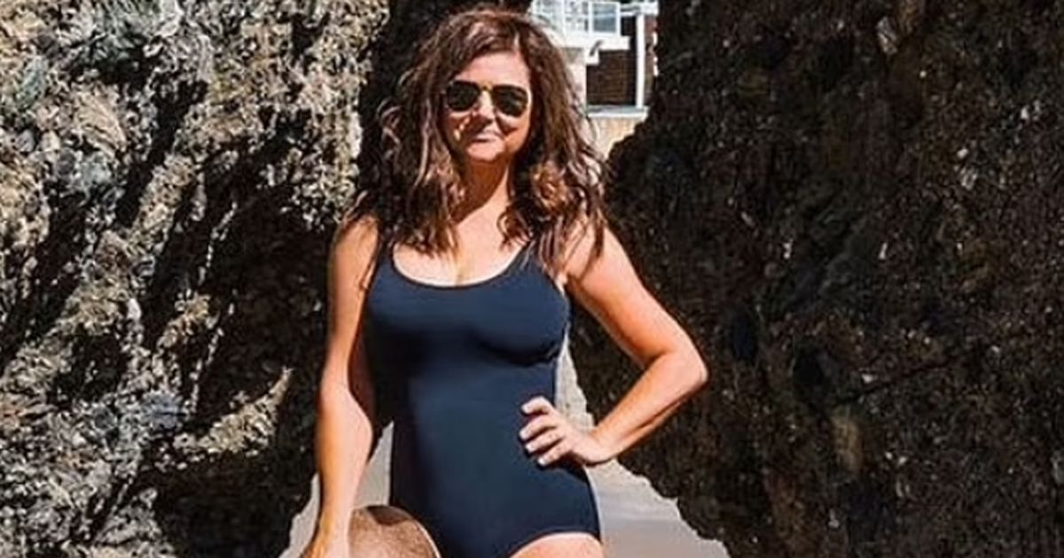 Fans compare 90s TV star Tiffani Thiessen to Baywatch babe as she poses in blue swimsuit