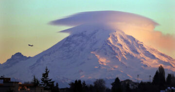 Man falls to death while climbing Mount Rainier with friends