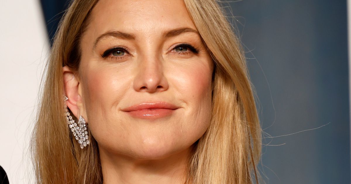 Kate Hudson pays tribute to Olivia Newton-John as she sings Hopelessly Devoted To You