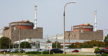 Nuclear plant on Ukraine war's front lines temporarily cut off from grid